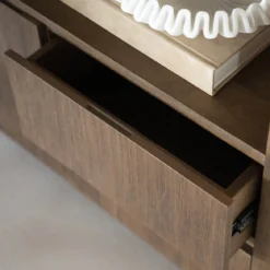 Houten kast met vakken en deuren - Eleonora Edward