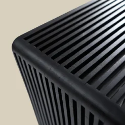 Sidetable van zwarte latjes - Bodio Teak Slats